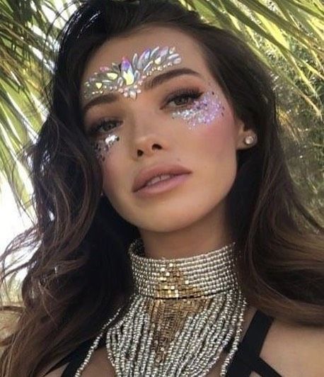 Following Festivals on Instagram: “Make básica ✨💁 #festivalmakeupff” Festival Makeup Glitter Rhinestones, Edc Rave Outfits, Makeup Rhinestones, Edc Makeup, Festival Makeup Rhinestones, Music Festival Makeup, Coachella Makeup, Festival Makeup Rave, Festival Makeup Glitter