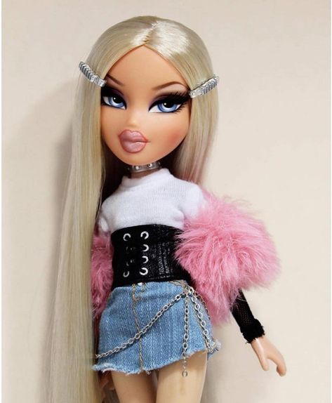 Princess 💎 on Instagram: “. . . . #2000s #y2k #y2kaesthetic #y2kfashion #y2kstyle #early2000s #barbie #bratz #pink #girly #princess #parishilton #hellokitty #playboy…” Barbie Doll Aesthetic, Bratz Doll Halloween Costume, Bratz Doll Makeup, Black Bratz Doll, Bratz Doll Outfits, Brat Doll, Doll Halloween Costume, Bratz Girls, Bratz Inspired Outfits