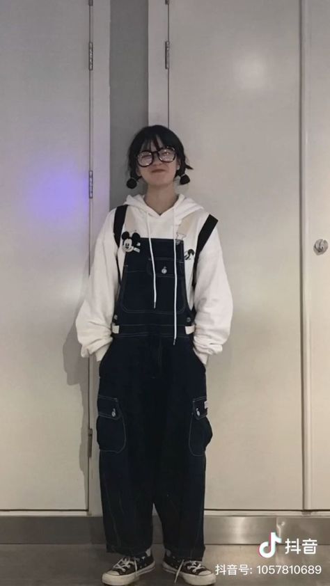 Overalls With Hoodie Outfit, Overalls Hoodie Outfit, Outfits Jardineras, Baggy Overalls Outfit Aesthetic, Overalls Outfit Black, Outfit With White Shoes, Black Overalls Outfit, Kore Ulzzang, Korean Casual Outfits