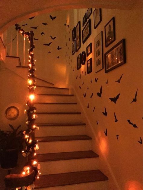 Halloween decorations: If you’re on the hunt for the best Halloween decor ideas, we’ve got you the spookiest Halloween decorations you can ever find. You’ll find everything from DIY Halloween decorations, outdoor Halloween decorations, indoor decorations, cozy Halloween decor, vintage Halloween decorations, elegant Halloween décor, and more. Diy Halloween Dekoration, Halloween Decorations Ideas, Casa Halloween, Halloween Fest, Casual Halloween, Creepy Halloween Decorations, Diy Halloween Decor, Adornos Halloween, Halloween Tattoo