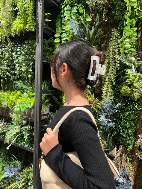 claw clip, plants, aesthetic, IG, instagram Claw Clip Hairstyles Photos, Claw Clip Pictures, Claw Clip Photography, Asian Claw Clip Hairstyles, Claw Clip Aesthetic Pictures, Asian Hair Bangs, Claw Clip Hairstyles Aesthetic Pics, Claw Clip Aesthetic, Clip Aesthetic