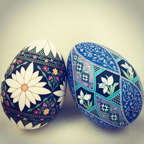 Christmas Pysanky, Pysanky Eggs Pattern, Carved Eggs, Easter Egg Art, Easter Egg Pattern, Pysanky Eggs, Ukrainian Easter Eggs, Art And Craft Videos, Easter Egg Designs