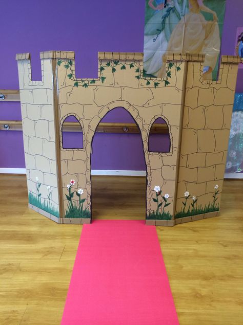 Cardboard Box Castle, Diy Activities For Kids, Activities For Kids At Home, Cardboard Crafts Kids, Kids Castle, Cardboard Castle, Role Play Areas, Princess Theme Birthday, Cardboard Box Crafts