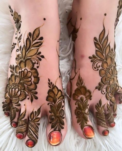 Legs Mehndi Design Simple, Henna 2024, Tattoo Ideas Japanese, Tattoo Designs Leg, Feet Henna Design, Mandi Design, Medical Tattoos, Hand Tattoos Ideas, Endless Tattoo