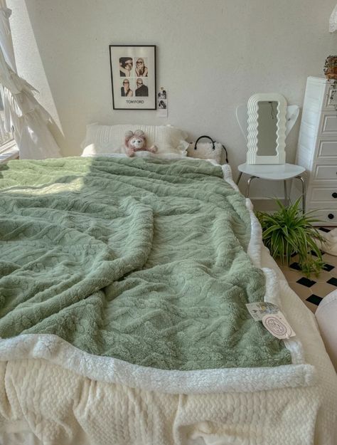 Green Bedsheets Aesthetic, Cozy Studio Apartment, Dorm Design, Aesthetic Rooms, Dreamy Bedrooms, Room Makeover Inspiration, Small Room Bedroom, Cute Room Decor, Room Inspiration Bedroom