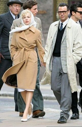 Sleek belted trench coat, knee-length dress and elegant head scarf Marilyn Monroe Outfits, My Week With Marilyn, 1990 Style, Dougray Scott, Classic Lifestyle, Marilyn Monroe Fashion, Eddie Redmayne, Michelle Williams, Norma Jeane