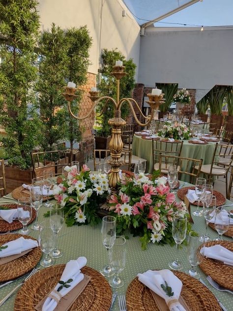 Vintage Themed Quinceanera, Enchanted Theme Table Set Up, Wedding Decor Centerpieces Elegant, Nature Party Aesthetic, Enchanted Table Decorations, Rare Quince Themes, Quince Decorations Forest, Tiana Theme Quinceanera, Garden Theme Quinceanera Decoration