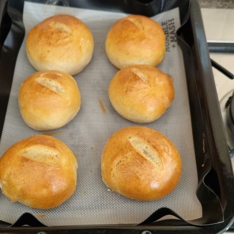 Duitse broodjies - Bread Machine Brötchen/Buns/Rolls Bread Machine Brioche Buns, Bread Machine Sticky Buns, Bread Machine Buns, Bierocks Recipe, Food Beef, Sticky Buns, Bun Recipe, Brioche Buns, Bread Machine Recipes