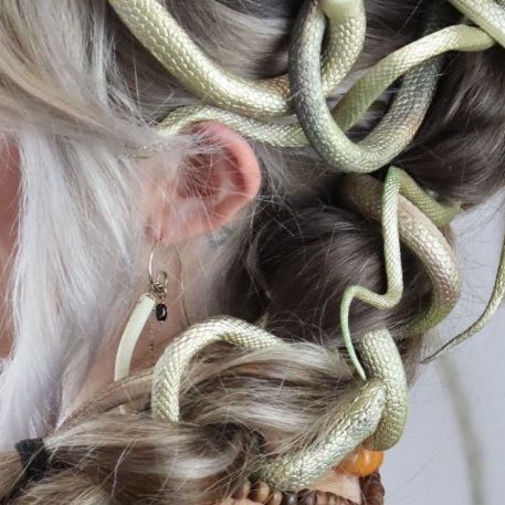 Maureen - Hairstyle on Instagram: "There’s always time to style your hair like Medusa 🐍 #maureen #medusa #hairstyles #snake #medusahair" Medusa Aesthetic Outfit, Medusa Snake Hair, Percy Jackson Costume, Medusa Cosplay, Superhero Oc, Medusa Hair, Medusa Snake, Poofy Hair, Mermaid Parade