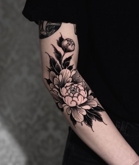 Backpiece Tattoo, Chrysanthemum Tattoo, Floral Tattoo Sleeve, Geniale Tattoos, Tatuaje A Color, Peonies Tattoo, Tattoo Designs And Meanings, Tattoos Designs, Up Tattoos