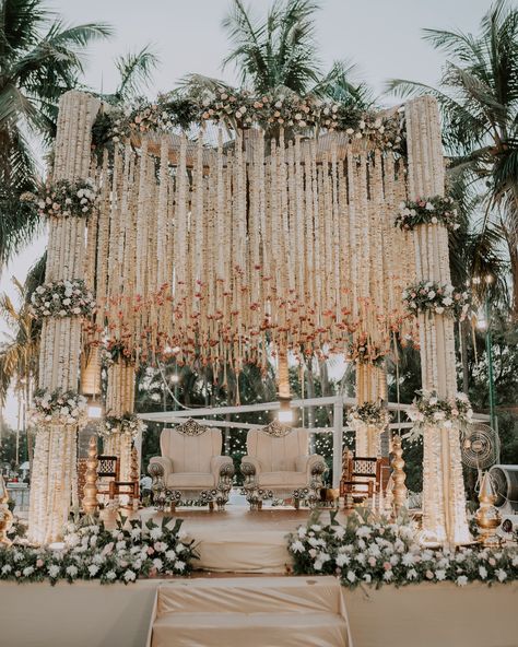 Did someone said Pinterest inspo decor? Because We heard it 💕 Creating magical moments with elegant touches ✨ Our wedding decor brings your dream day to life with timeless beauty and charm 🌟 Bookings Open for 2024-25 💫 Event design & Manage by - @hastmelap_weddings Event production by - @bhaktievents_pravinthakkar Decor by - @amirajevents LED solution by - @daxeshnagar Dancers by - @b2d_entertainment_ @vjsnehal @abhishek_bhavsar4041 . . . . . . #weddingreel #indianwedding #wedding... Day Wedding Mandap Decor, Jaymala Stage For Wedding, Varmala Ideas, Open Mandap, Rooftop Wedding Decor, Shadi Decor, Wedding Installation, Vidhi Mandap, Diy Floral Decor