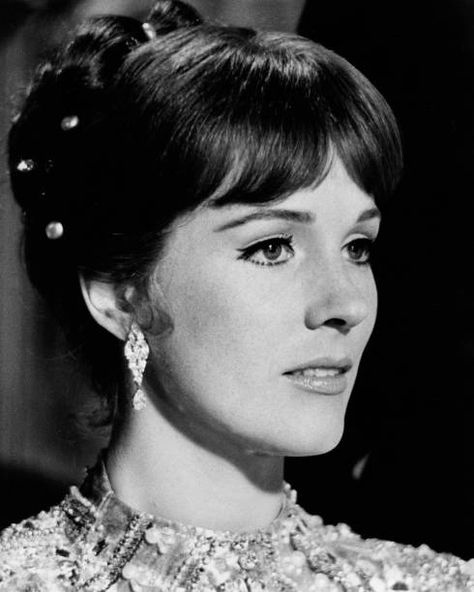 Julie Andrews Movies, Julie Andrews, Celebrity Travel, Vintage Beauty, Classic Hollywood, Old Hollywood, Movie Stars, Actors & Actresses, Style Icons