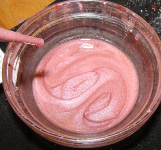 Lipstick Making, Make Your Own Lipstick, Diy Natural Makeup, Gloss Diy, Diy Makeup Recipe, Soap Queen, Makeup Recipes, Cold Process Soap Recipes, Dye Techniques