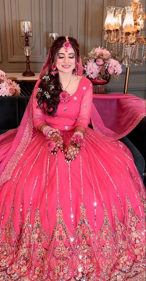 Valima Bride, Mehndi Brides Pakistani, Pakistani Bride Hairstyle, Pakistani Wedding Dance, Mehndi Dress For Bride, Mehandi Dress, Red Bridal Dress, Lehenga Designs Simple, Lace Dress Design