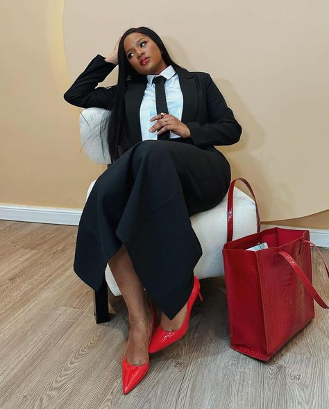 Business Chic, Monochrome Outfit, Stylish Work Attire, Monochrome Fashion, Cozy Outfit, Work Attire, Boss Lady, Latest Fashion Trends, Timeless Elegance