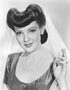 lovely Linda as she appeared in 'Sweet and Low Down' in 1944 1940's Hairstyles, 40s Hair, Bumper Bangs, Linda Darnell, Hair 2025, Women Images, Vintage Actresses, Long Hair Trends, Classic Actors