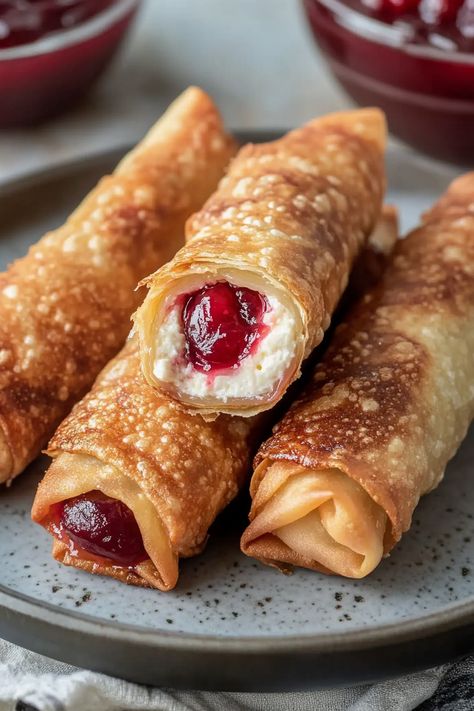 Cheesecake Wontons Air Fryer, Cherry Egg Rolls, Desert Wontons, Egg Roll Wrap Recipes, Cherry Cheesecake Egg Rolls, Egg Roll Dessert Recipes, Air Fried Desserts, Dessert Egg Rolls, Cheesecake Egg Rolls