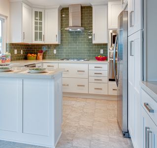 Dubbed by HGTV as a party ready, this feisty Tierrasanta kitchen remodel embraces a warm modernity. Small Kitchen Pictures, Small Kitchen Backsplash, Hgtv Kitchens, Model Dapur, Kabinet Dapur, Kitchen Backsplash Designs, Backsplash Designs, Backsplash Ideas, Transitional Kitchen