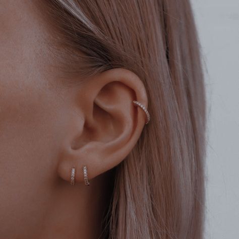 Hoop In Cartilage Ear Piercing, Persings Ear Simple, Ear Piercings For Folded Ears, Upper Lobe And Helix Piercing, Ear Piercing 3 Holes, Helix And Lobe Piercing Simple, Cute Cartlidge Piercing Ideas, Ear Piercing Ideas Helix Simple, Cartalige Ear Piercing Hoop