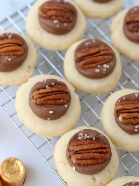 Easy Rolo Turtle Shortbread Cookies Story - It's Always Autumn Turtle Shortbread Cookies, Turtle Cookie Cups, Rolo Christmas Cookies, Turtle Cookies Recipe, Shortbread Recipe Easy, Rolo Cookies, Tollhouse Chocolate Chip Cookies, Toll House Chocolate Chip, Chocolate Shortbread Cookies