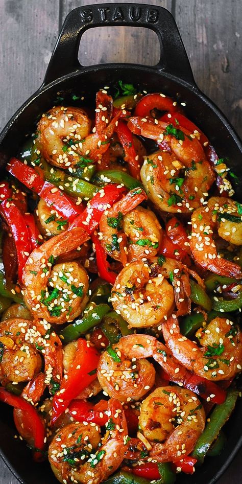 Sweet Chili Shrimp and Bell Peppers in a small cast-iron pan Shrimp With Bell Peppers, Shrimp And Peppers, Shrimp Peppers, Julia's Album, Sweet Chili Shrimp, Chili Shrimp, Shrimp And Vegetables, Bell Pepper Recipes, Quick Dishes