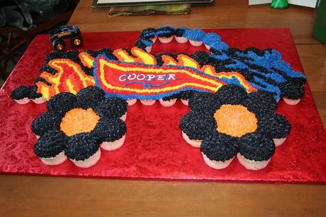 monster truck cupcake cake - Google Search Monster Truck Cupcake Cake, Truck Cupcake Cake, Blaze Birthday Cake, Cupcake Monster, Monster High Cupcakes, Monster Truck Cupcakes, Truck Cupcakes, Monster Jam Birthday, Monster Jam Party