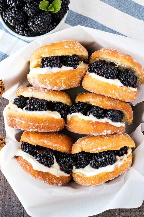 Blackberries & Cream Slider Doughnuts - Super fluffy yeast doughnuts that are tossed in sugar and then stuffed with a layer of cream cheese filling and topped with juicy blackberries. The perfect treat for any breakfast or brunch! Berry Desserts, Blackberry Recipes, Sweet Breakfast Treats, Hot And Sour Soup, Cooking Club, Sweet Shop, Cream Cheese Filling, Hustle Ideas, Donut Recipes