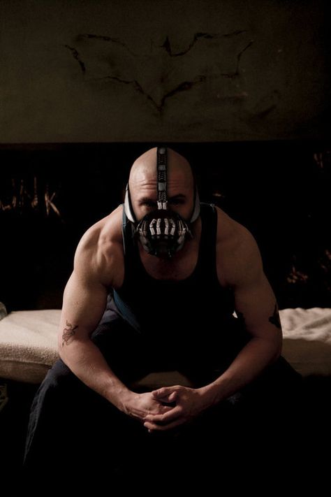 Tom Hardy - Bane those shoulders and arms Villains Design, توم هاردي, Tom Hardy Bane, Bane Batman, Dark Things, Univers Dc, Dream Husband, Fav Celebrities, Thomas Hardy