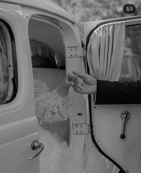 Old Car Wedding Send Off, Just Married Old Car, Wedding Classic Car Photo Ideas, Vintage Car Bridal Photos, Wedding Photos With Old Car, Wedding Photo Car, Wedding Car Pictures, Antique Car Wedding Pictures, Wedding Car Photography