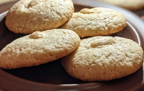 Iraqi Almond Cardamom Cookies Cardamom Cookies Recipe, Ginger Spice Cookies, Cardamom Recipe, Florentine Cookies, Cardamom Cookies, Almond Macaroons, Wine Cookies, Coconut Macaroons Recipe, Macaroon Recipes