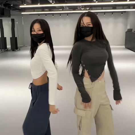 KAI, SEULGI, JENO, KARINA 'Hot & Cold' Dance Practice Seulgi Dance Practice Outfit, Seulgi Dance Practice, Karina Dance Practice, Idol Dance Practice Outfits, Aespa Dance Practice, Karina Outfit, Dance Practice Outfits, Neural Pathways, Cold Outfit