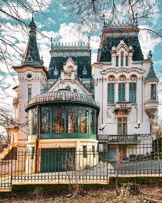 Instagram Romanian Castles, Visit Romania, Paris Family, Building Concept, Brasov, Sims 4 Build, Sims 4 Houses, City House, A Whole New World