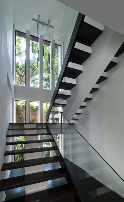 Interior Stair Railing, Staircase Design Modern, Contemporary Stairs, Traditional Staircase, Escalier Design, Glass Stairs, Stair Railing Design, Glass Staircase, Stairs Architecture