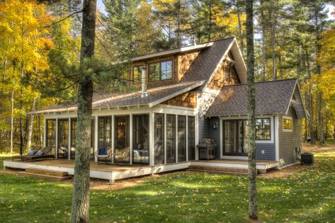 Lake House Ideas Outdoor, Scandinavian Cabin Exterior, Small Lake Cottage, Small Lake Cabins, Lake House Ideas, Scandinavian Exterior, Prefab Cottages, Small Lake Houses, Lake House Cabin