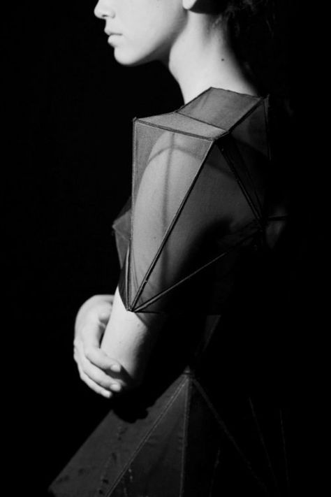 @archillect : https://t.co/vtpccrKjFM Structured Fashion, Architectural Fashion, Detail Couture, Structural Fashion, Origami Fashion, Sculptural Fashion, Geometric Fashion, Iris Van Herpen, 3d Fashion