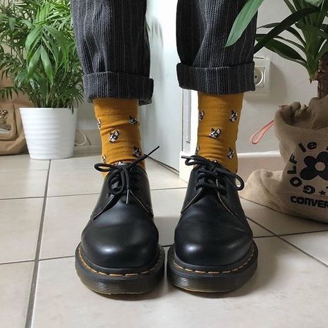 Oxfords With Dress, Martens Style, Shoes And Socks, Doc Martens Outfit, Yellow Socks, Tokyo Street Fashion, Dr Shoes, Stylish Socks, Neue Outfits