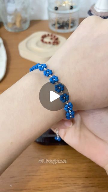 Blue Flower Bracelet, Izrada Nakita, Jewelry Making Ideas, Blue Style, Flower Bracelet, Diy Schmuck, Blue Bracelet, Blue Beads, Blue Flower