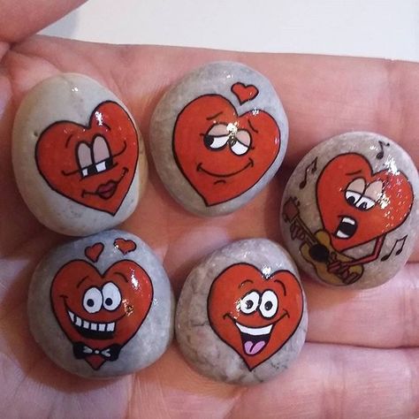 Valentine Rocks, Heart Rocks, Painted Rocks Ideas, Painted Rocks Kids, Paint Rocks, Diy Valentines Decorations, Happy Stones, Painted Rock Ideas, Rock Painting Ideas Easy