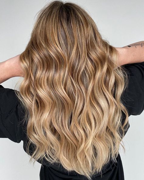 20 Sweetest Caramel Blonde Hair Color Ideas You'll See This Year Natural Dyed Hair Ideas, Caramel Blonde Hair With Highlights, Caramel Color Hair, Color Hair Blonde, Butterscotch Blonde Hair, Caramel Lowlights, Darker Blonde, Caramel Blonde Hair Color, Hair Blonde Highlights