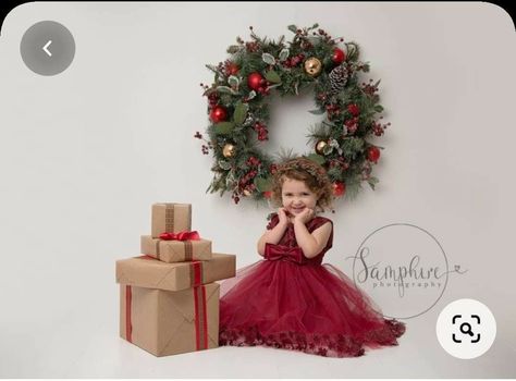 Kids Xmas Photoshoot, Christmas Mini Shoot Studio, Christmas Photo Studio Ideas, Christmas Photo Set Up, Christmas Set Up Photography, Studio Christmas Photoshoot, Christmas Session Photography Studio, Kids Christmas Photoshoot, Christmas Studio Photography