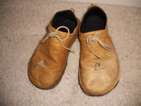 Perfect shoes without gaiters Moccasin Patterns, Handmade Shoes Pattern, Homemade Shoes, Hantverk Diy, Dirty Hippie, Historical Shoes, Make Shoes, Sleep Easy, Rothys Shoes