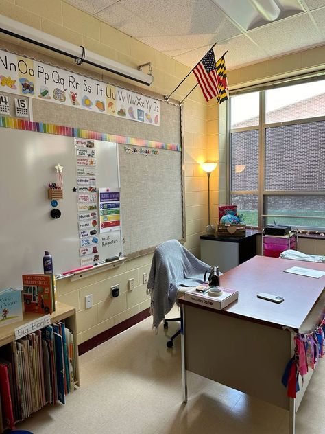 Old Fashioned Classroom, Cozy Elementary Classroom, Elementary Classroom Aesthetic, Classroom Design Ideas Elementary, Cozy Classroom Ideas Elementary, Classroom Aesthetic Elementary, Cozy Classroom Ideas High School, Elementary School Teacher Aesthetic, Teacher Desk Area Classroom Setup