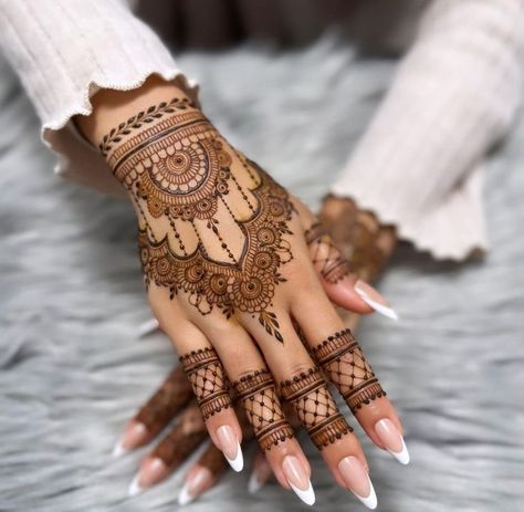 40+ Beautiful and Easy Mehndi Designs For Eid You Must Try Henna Design Fingers, Henna Design Hand, Henna Finger Designs, Henna Design Simple, Finger Designs, Henna Flowers, Henna Hand Designs, Indian Henna Designs, Hand Henna Designs