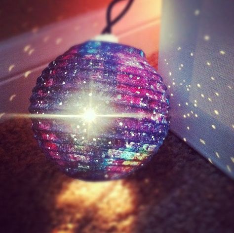 Galaxy Paper Lanterns Illuminate Your Home with the Spectacular Colors of the Cosmos - My Modern Met Galaxy String Lights, Diy Galaxie, Galaxy Bedroom, Galaxy Decor, Galaxy Light, Diy Luminaire, Galaxy Wedding, Paper Lantern Lights, Round Paper Lanterns