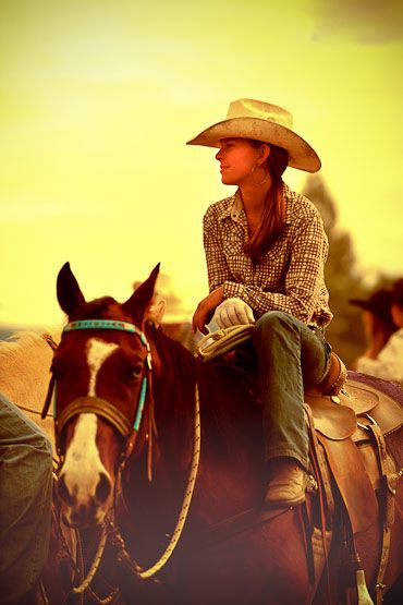 Cowgirl Photoshoot, Horse Photography Poses, Photography Horse, Foto Cowgirl, Pictures With Horses, Western Photoshoot, Western Photo, Western Photography, Wilde Westen