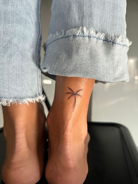 Tatuagem Twenty One Pilots, Tattoo Ideas Travel, Watercolor Bike, Tattoos For Women Unique, Travel Tattoo Ideas, Beachy Tattoos, Moon Globe, Adventure Tattoo, Hawaii Tattoos