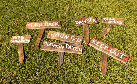 How to Make Easy, Spooky DIY Halloween Yard Signs from Wood Pallets Halloween Road Signs Diy, Diy Halloween Signs Cardboard, Halloween Wood Signs Diy, Halloween Diy Signs, Diy Halloween Signs Wood, Halloween Pallet Ideas, Halloween Pallet Signs, Diy Halloween Yard, Diy Spooky Decor