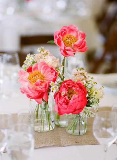 Diy Party Table Decorations, Flower Backyard, Truck Garden, Vases With Flowers, Spring Wedding Centerpieces, Pink Mason Jars, Coral Peonies, Rustic Wedding Decorations, Alpine Plants