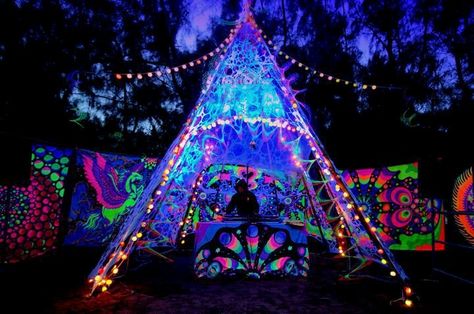 Neon Teepee. Neon Pool Parties, Rave Wedding, Pool Wedding, Festival Camping, Festival Inspiration, Dj Party, Glow Party, Neon Party, Rave Festival