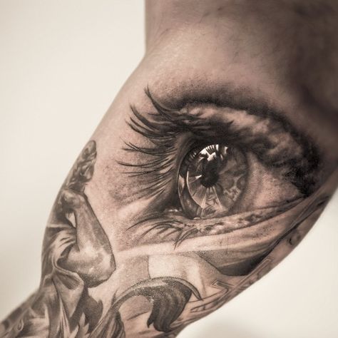 The Incredible Eye | The Top Tattoo Designs Of 2013 According To Pinterest Eye Tattoo On Arm, Realistic Eye Tattoo, Eye Tattoos, Hyper Realistic Tattoo, Kunst Tattoos, 4 Tattoo, Geniale Tattoos, Realistic Eye, 3d Tattoos